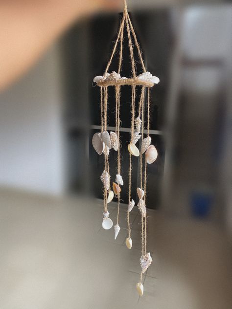 Shell Dream Catcher Diy, Sea Shell Dream Catcher, Seashell Windchimes, Shell Dream Catcher, Dreamcatcher Diy, Seashell Art Diy, Beach Room Decor, Shell Wind Chimes, Wind Catcher