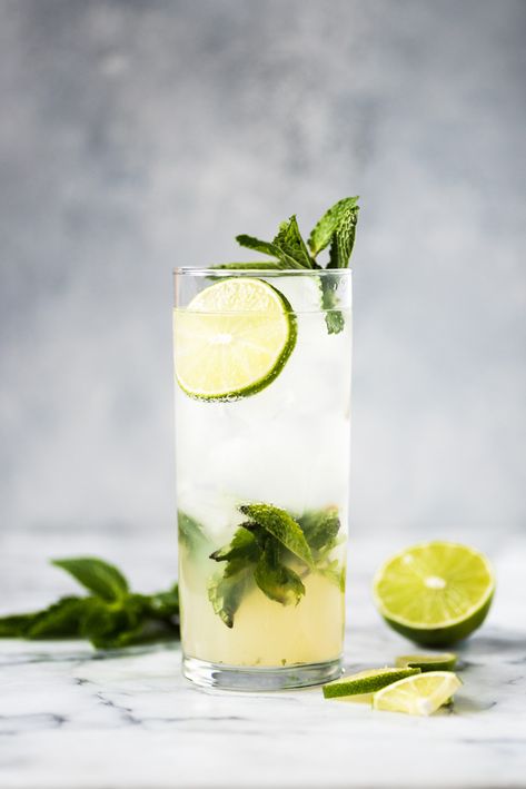 This Classic Mojito Recipe is one of the most refreshing cocktails you'll ever have! Made with white rum, lime juice and fresh mint leaves, this drink is a definite crowd pleaser. Pineapple Rum Drinks, Best Mojito Recipe, Mojito Recipe Classic, Classic Mojito, Mint Cocktails, Mojito Mocktail, Coctails Recipes, Keto Cocktails, Cocktail Photography