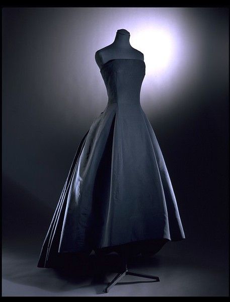 Dior Date:1955-1956 Dress Soiree, Silk Evening Dress, Haute Couture Designers, Dior Dress, Fashion 1950s, Dior Haute Couture, روتين العناية بالبشرة, Couture Designers, Vintage Couture