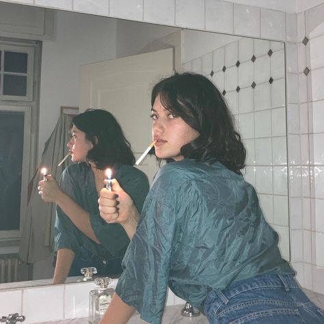 Vintage Room Photoshoot, Vintage Bathroom Photoshoot, Grungy Photoshoot Ideas, Bathroom Pics Aesthetic, Bathroom Mirror Photoshoot, Flash Photos Aesthetic, Retro Aesthetic Photoshoot, Retro Photoshoot Vintage Photo Ideas, Burlesque Photoshoot