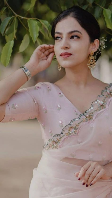 Organza Blouse Designs, Organza Saree Blouse Designs, Pink Blouses, Pink Organza Saree, Pink Blouse Designs, Embroidery Mirror, Simple Saree Designs, Light Pink Blouses, Cotton Saree Blouse Designs