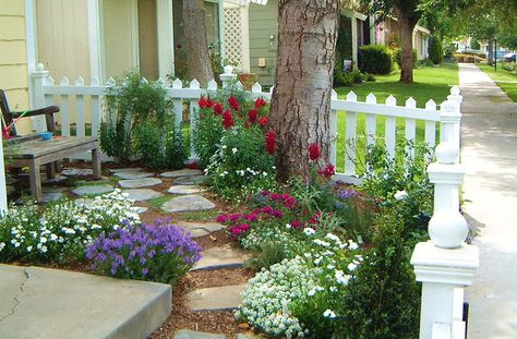 This shows what you can do in a small front yard space. Compare the interest here with the homes down the street- this one is personality plus! Backyard Plans, Front Porch Garden, Front Landscape, Front Gardens, Small Front Yard Landscaping, Lawn Design, Small Front Yard, House Yard, Front Yards