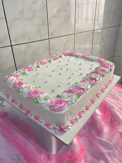 Pretty Rectangle Cakes, Square Cake Decorating Ideas Simple, Aesthetic Sheet Cake, Cake Squares Decoration, Rectangle Cake Ideas, Square Strawberry Cake, Birthday Sheet Cake For Women, Square Cake Decoration, Rectangular Cake Designs