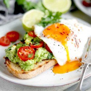 Smashed Avocado on Toast Toast With Tomatoes, Smashed Avocado Toast, Simple Avocado Toast, Avocado On Toast, Low Calorie Recipes Dinner, Easy To Make Breakfast, Veggie Breakfast, Avocado Toast Recipe, Lazy Weekend