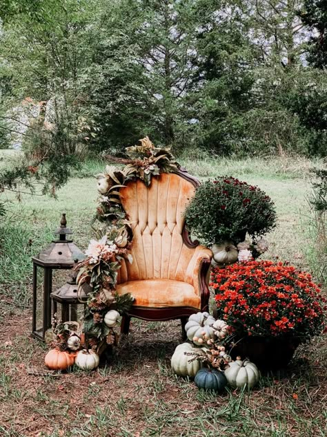 Vintage Fall Photoshoot, Fall Photoshoot Setup Ideas, Fall Photo Shoot Ideas, Fall Mini Shoot, Backyard Photoshoot, Funky Farmhouse, Mini Session Themes, Fall Photo Booth, Halloween Mini Session