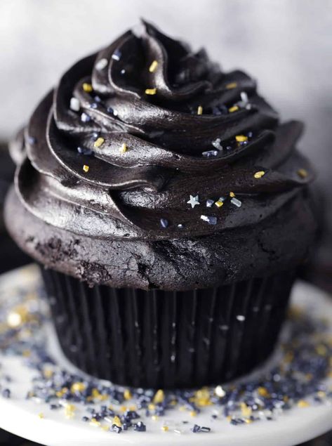 Black Buttercream Frosting - Mom Loves Baking Black Cake Frosting, Black Buttercream Frosting, Homemade Frosting Recipes, Black Buttercream, Black Frosting, Cake Frosting Recipe, Black Cake, Homemade Frosting, Vanilla Buttercream Frosting