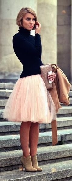 Women fashion turtle neck shirt and pink tulle skirt Imo Style, Tule Rok, Gonna In Tulle, Skirt Tulle, Ballerina Style, Tulle Midi Skirt, Cooler Look, Pink Tulle, Short Bob