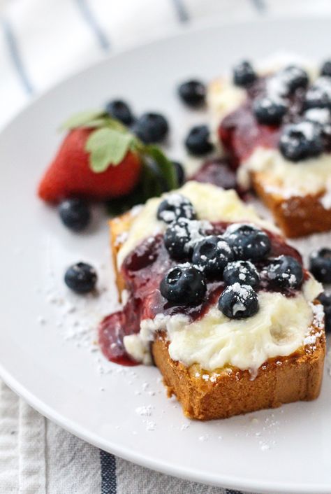 Grilled Pound Cake, Cake With Mascarpone, Mascarpone Recipes, Grilled Desserts, Berries Recipes, Pound Cake Recipes, Desserts To Make, Yummy Sweets, How Sweet Eats