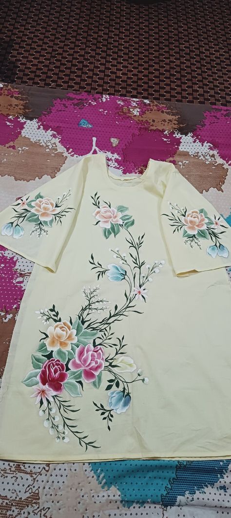 Rose acrylics painting on cotton kurti Handpainted Suits Design, Hand Painting Suits Designs, Penting Suit Design, Kurta Paint Designs Women, Suit Painting Designs Punjabi, Printed Shirts Outfit, Paint Suit Design For Women, Suits Art, Olaf Drawing