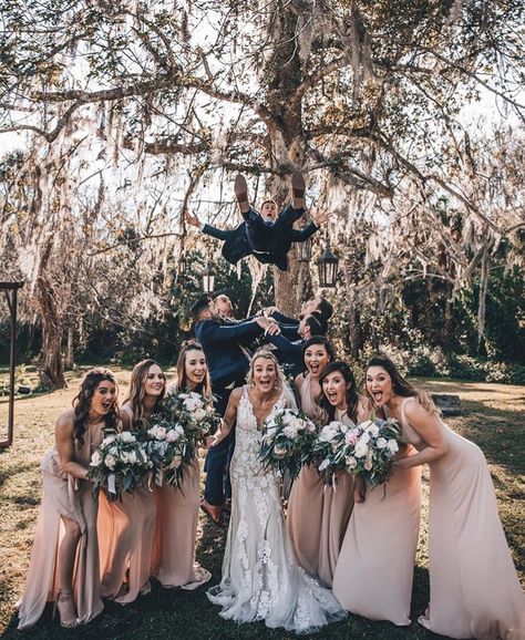 Bridesmaid Photography Poses, Half Inside Half Outside Wedding, Bridemaid Photos With Bride, Fun Bridesmaid Pictures, Bride And Bridesmaid Pictures, Fun Bridal Party Photos, Country Wedding Pictures, Country Wedding Photos, Bridesmaid Pictures