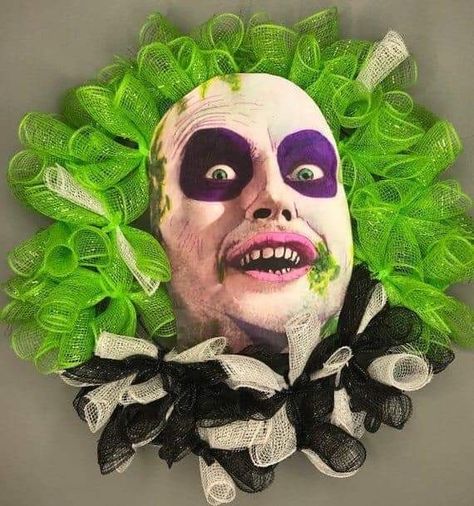 Halloween wreath Scary Halloween Wreath, Halloween Juice, Diy Halloween Dekoration, Halloween Camping, Beetlejuice Halloween, Pot People, Diy Halloween Wreath, Halloween Crafts Decorations, Halloween Cake