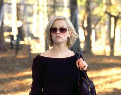 Reese Witherspoon in Sweet Home Alabama. I rushed out and bought myself the same sunglasses (back then !). Sweet Home Alabama Movie, Reese Witherspoon Movies, Reese Witherspoon Hair, Movie Inspiration, Double Denim Looks, White Floral Skirt, Chick Flicks, Sweet Home Alabama, Pac Man