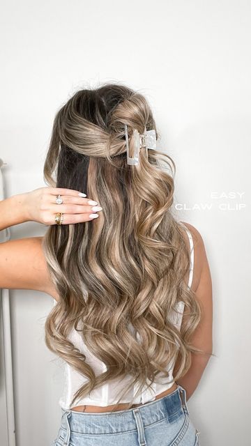 Claw Clip Hairstyles Long Hair Wedding, Cute Curled Hair Ideas Half Up Half Down, Half Up Half Down Wedding Hair Claw Clip, Claw Clip Curled Hair, Cute Half Up Half Down Hairstyles For Long Hair, Half Up Half Down Trendy Hairstyles, Wedding Hairstyles Claw Clip, Prom Hair Claw Clip, Halfway Up Claw Clip