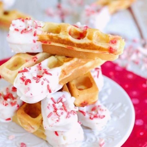 14 Insanely Delicious and Festive Waffle Recipes to Make on Christmas Morning Waffle Sticks Recipe, Peppermint Baking, Peppermint Eggnog, Eggnog Waffles, Christmas Waffles, Pumpkin Spice Waffles, Yummy Waffles, Waffle Sticks, Candy Melt