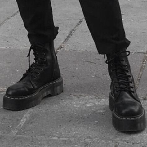 Character Aesthetic Inspiration, Mode Shoes, Hogwarts Legacy, Hand Reference, Character Aesthetics, Sirius Black, Grunge Aesthetic, Doc Martens, Black Aesthetic