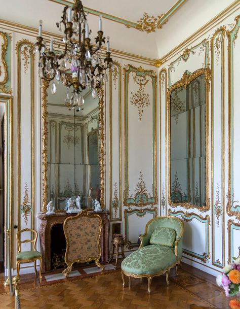 Rococo Interior Design Bedroom, Rococo Design Interior, French Baroque Interior, French Rococo Bedroom, French Room Aesthetic, Baroque Apartment, French Bedroom Aesthetic, Rococo Bedroom, Rococo Interior Design