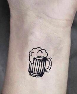 Munich Tattoo, Germany Tattoo, Beer Tattoos, Traditional Tattoo Designs, Traditional Tattoo Design, Black Background Wallpaper, Minimalist Tattoos, Old School Tattoo, Minimalist Tattoo