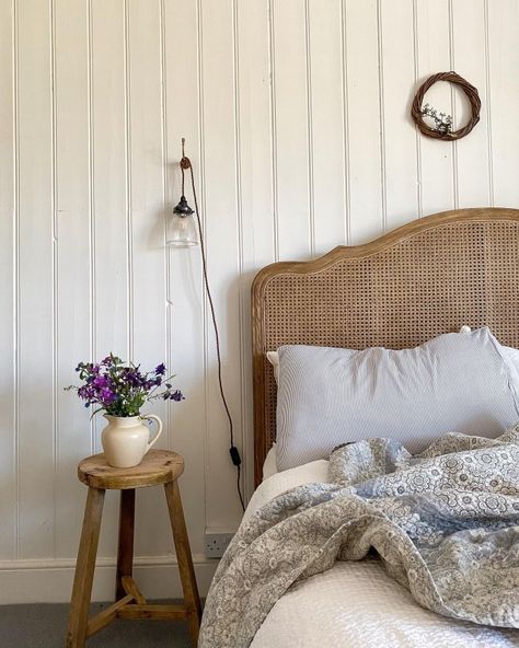 Bedding Ideas Cottagecore, Light Rustic Bedroom, New England Bedroom Decor, Cottage Bedroom Small, Minimalist Cottage Bedroom, French Boho Bedroom, Vintage Cottagecore Bedroom, Bedroom Decor Farmhouse Style, Countryside Bedroom