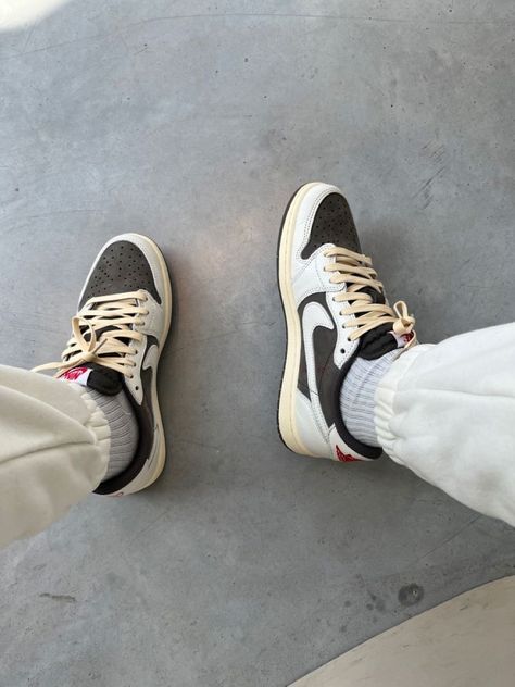 Air Jordan 1 Travis Scott Outfit, Travis Scott Shoes Outfit, Travis Scott Shoes, Sneakers 2024, Jordans Sneakers Outfit, Travis Scott Jordan 1, Reverse Mocha, Nike Fashion Sneakers, Replica Sneakers