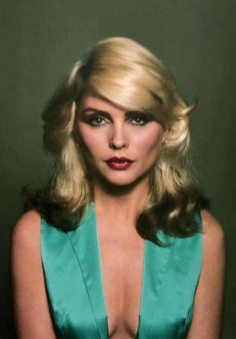 Deborah Harry, es una cantante, compositora, Multiinstrumentista, filántropa y actriz​ estadounidense, reconocida por ser la vocalista de la exitosa y popular banda de rock Blondie​, con la cual alcanzó el exito en todo el mundo a finales de la decada de los 70'. Debra Harry, Debby Harry, Deborah Harry Blondie, Debbie Harry Blondie, Deborah Harry, Blondie Debbie Harry, Women Of Rock, Rock N’roll, Debbie Harry