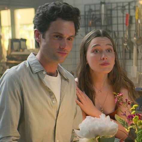 You Aesthetic Tv Show, Love Quinn, Victoria Pedretti, Estilo Kardashian, White Ferrari, Penn Badgley, Tv Show Couples, Film Inspiration, Movie Couples