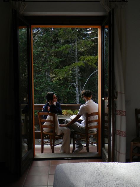 couple sitting in a balcony with a stunning view of the woods in the mountains on a early fall afternoon, he’s reading and she’s looking at him Cozy Travel Aesthetic, Living A Good Life Aesthetic, Autumn Inspo Aesthetic, Cozy Fall Date Night, Fall Cabin Aesthetic Outfit, Autumn Photography Aesthetic, Mountain Aesthetic Pictures, Cabin Photo Ideas, Mountain Travel Aesthetic