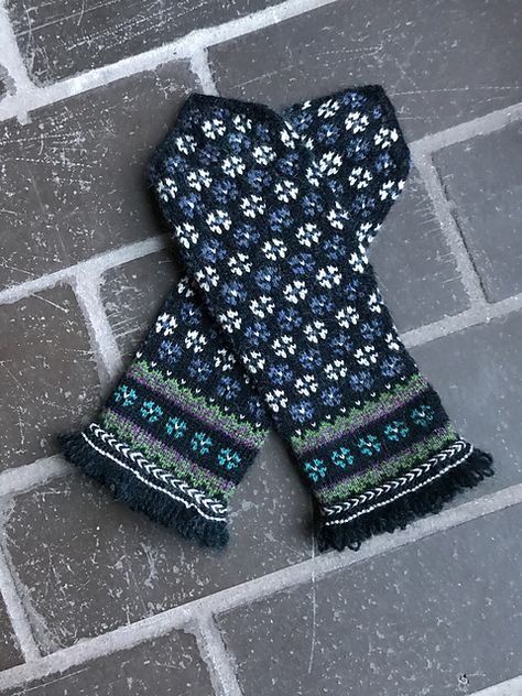 Latvian Mittens, Knitted Mittens Pattern, Knitwear Inspiration, Creative Knitting, Mittens Pattern, Wrist Warmers, Knit Mittens, Hat Knitting Patterns, Knitting Techniques