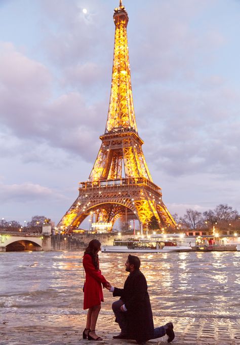 Paris Proposal Eiffel Towers, Propose In Paris, Paris Proposal Aesthetic, Eiffel Tower Couple Pictures, Eiffel Tower Proposal, Proposal Aesthetic, Paris Proposal, Street Photography Paris, Spring Home Decor Ideas