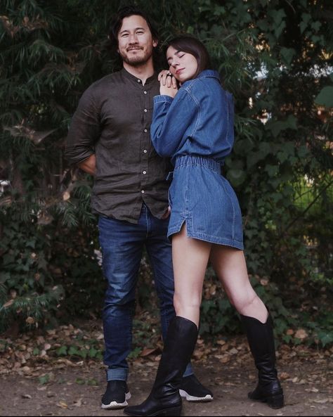 mark fischbach and amy nelson Amy Nelson, Mark And Amy, Mark And Ethan, Jack And Mark, Cutest Couple Ever, Power Couple, Pewdiepie, Markiplier, Photoshoot Poses