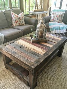 Pallet coffee table Diy Table Design, Table Palette, Pallet Furniture Designs, Pallet Projects Furniture, Coffee Table Furniture, Wooden Pallet Furniture, Hemma Diy, Pallet Decor, Diy Coffee Table