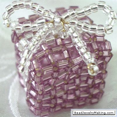 The Beading Gem's Journal: How to Make Beaded Boxes Beaded Banners, Holiday Beading, Beaded Bracelets Tutorial, Beaded Boxes, Beaded Christmas Ornaments, Christmas Bead, Beaded Crafts, Beading Projects, Beaded Ornaments