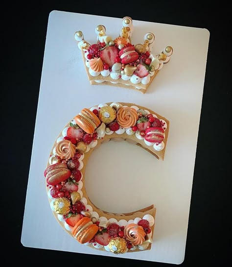 Crown Vanilla, Letter Cakes, Alphabet Cake, Number Birthday Cakes, Cake Lettering, Monogram Cake, Gold And Orange, Creative Cake Decorating, Biscuit Cake