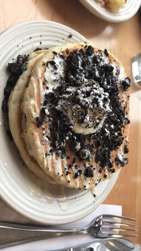 Oreo Pancakes Oreo Pancakes, Pancake Toppings, Food Therapy, Yummy Comfort Food, Food Drinks Dessert, Sweets Desserts, Food Obsession, Interesting Food Recipes, Yummy Food Dessert