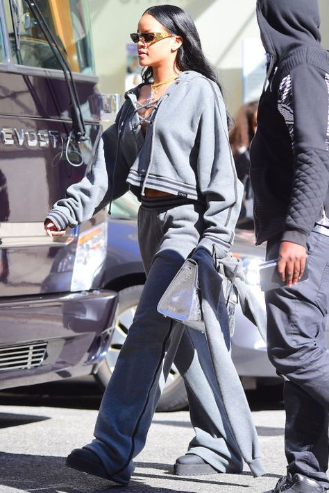 Rihanna Fashion, Rihanna Street Style, Rihanna Outfits, Rihanna Looks, Rihanna Riri, Rihanna Style, Sweatpants Outfit, Sporty Look, Fashion Killa