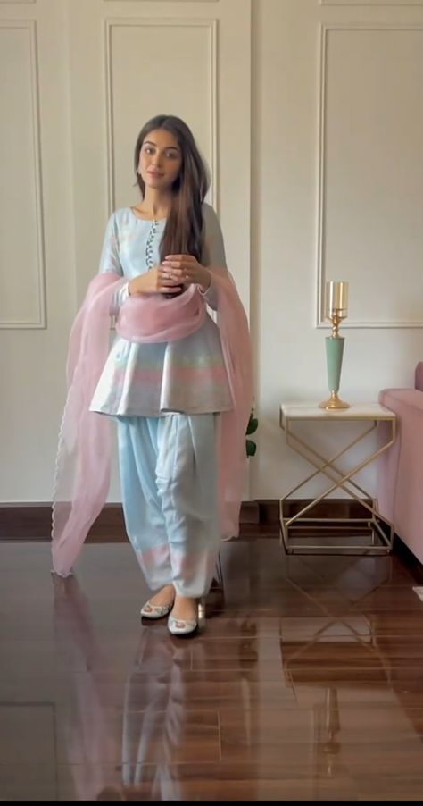 Trendy Outfits Indian, Simple Frocks, Stylish Short Dresses, Pakistani Dresses Casual, Desi Fashion Casual, Salwar Kamiz, Indian Dresses Traditional, Trendy Dress Outfits, Simple Pakistani Dresses