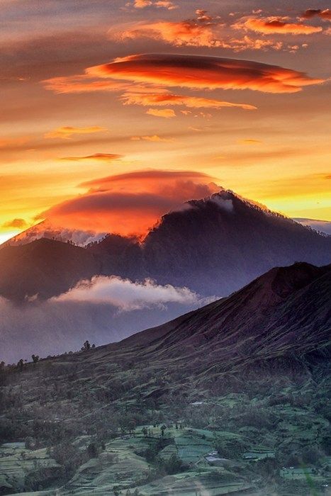 Sunshine on a Cloudy Day Volcano Mountain, Mount Batur, Voyage Bali, Mountain Sunrise, Sun Sets, Padang, Alam Yang Indah, Lombok, Places Around The World