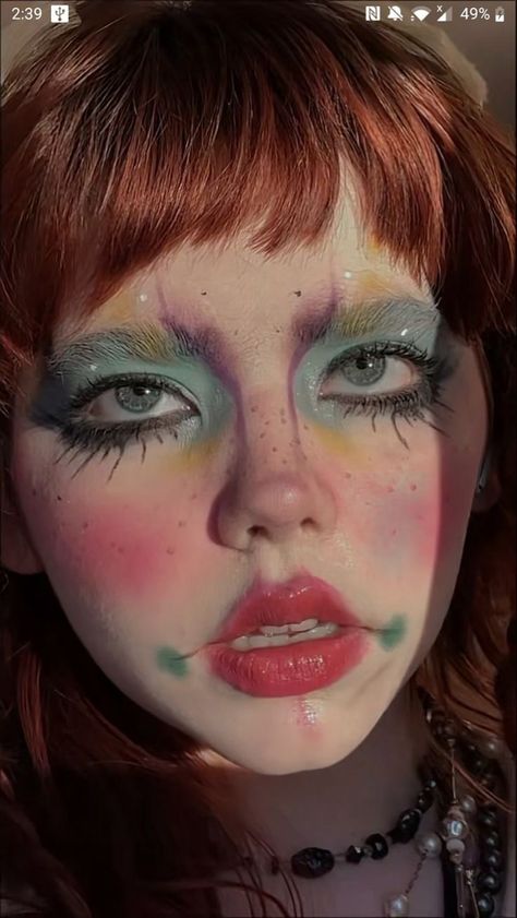 Expressive Makeup Looks, Clown Makeup Messy, Eccentric Makeup Ideas, Alien Core Makeup, Soft Clown Core Makeup, Angry Clown Makeup, Cute Clown Makeup Ideas, Weird Girl Makeup, Weird Core Makeup