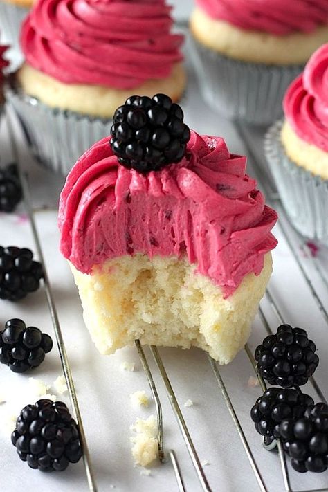 Blackberry Buttercream, Blackberry Recipes, Dessert Aux Fruits, Lemon Cupcakes, Yummy Sweets, How Sweet Eats, Eat Dessert, Sweets Treats, Cupcake Recipes