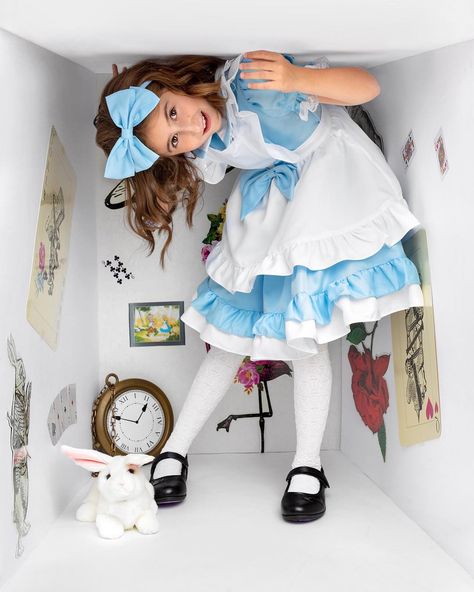 Lots of inspiration, diy & makeup tutorials and all accessories you need to create your own DIY Alice in Wonderland Costume for Halloween. Diy Alice In Wonderland Costume, Alice In Wonderland Photoshoot, Diy Alice In Wonderland, Wonderland Photoshoot, Alice In Wonderland Cosplay, Halloween Alice In Wonderland, Alice In Wonderland Outfit, Alice In Wonderland Garden, Wonderland Cosplay