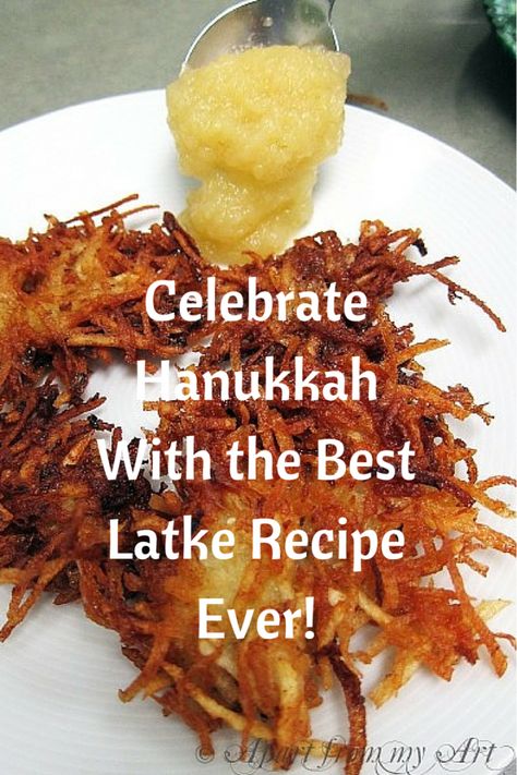 Latkes are as essential to Hanukkah as candy canes are to Christmas. Sandra Sallin shares her favorite latke recipe with us – and our mouths are watering just looking at the photos! Hanukah Appetizers, Latke Recipe, Hannukah Crafts, Potato Latke Recipe, Cauliflower Roasted, Hanukkah Dinner, Jewish Holiday Recipes, Hanukkah Food, Jewish Food