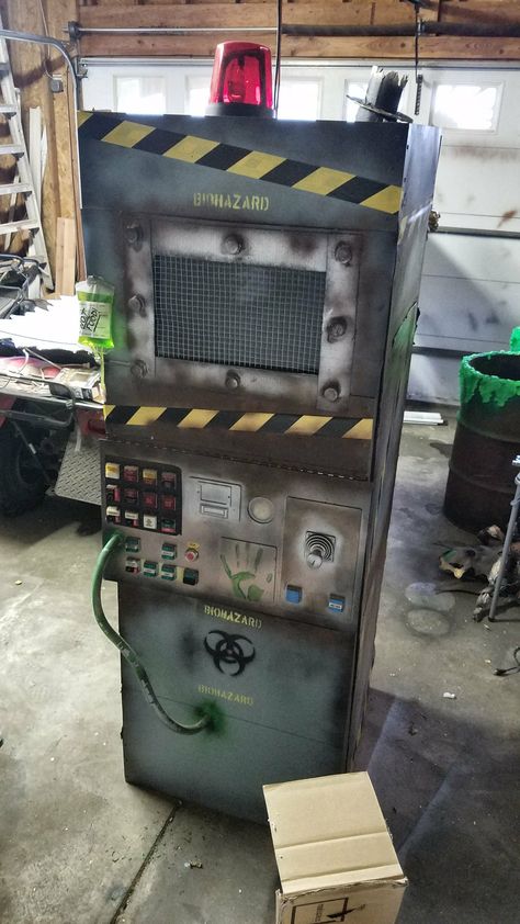 Mad Scientist Lab Diy, Biohazard Trunk Or Treat, Frankenstein Halloween Decorations, Mad Scientist Halloween, Larp Props, Ghostbusters Party, Alien Halloween, Halloween Creatures, Horror Party