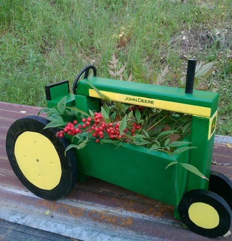 Tractor Planter Wooden, Tractor Planter, John Deere Crafts, Landscape Timber Crafts, Diy Tractor, Wood Yard Art, Wood Craft Projects, Pallet Crafts, Wood Pallet Projects