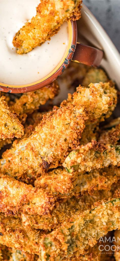 Air fryer jalapeno fries are crispy, crunchy, and baked to a beautiful golden brown in under 10 minutes. These fries have the right amount of kick without being overwhelmingly spicy. Jalapeno Fries, Recipes Jalapeno, Air Fryer Jalapeno, Fried Jalapenos, French Toast Bites, Jalapeno Recipes, Crispy Fry, Air Fryer Dinner Recipes, Deep Fryer