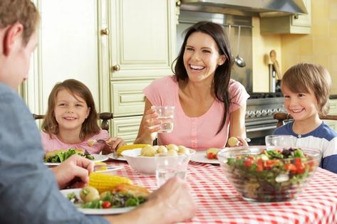 15 Tricks to Get Your Kids to Eat Vegetables | Eat This Not That Menu Sarapan Sehat, Home Meals, Family Eating, Idee Pasto Sano, Family Health, Mindful Eating, Healthy Foods To Eat, Family Dinner, Healthy Weight