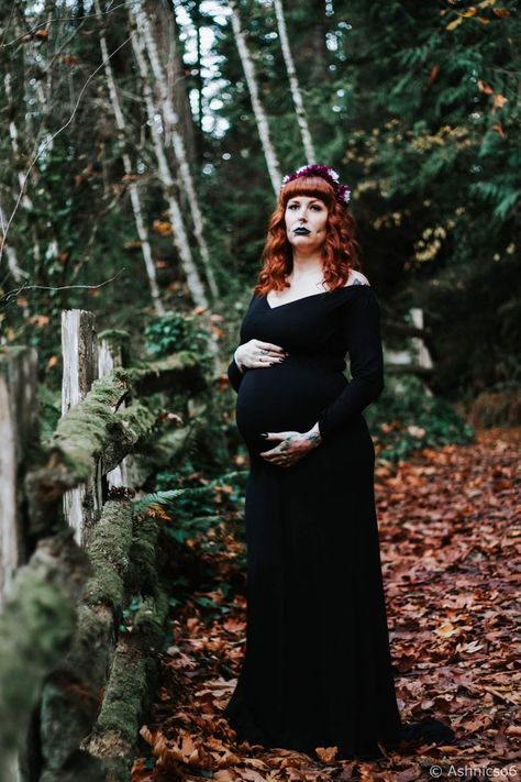 Goth maternity photography Goth Maternity Shoot, Gothic Maternity Shoot, Goth Mom Aesthetic, Pregnant Outfit Ideas, Goth Maternity, Punk Maternity, Pregnant Pics, Outfit Ideas Cold, Maternity Photography Fall