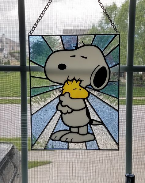 Cartoon Stained Glass Art, Stained Glass Crafts Diy, Snoopy Stained Glass Pattern, Snoopy Room Decor, Disney Stained Glass Patterns, Disney Stained Glass Art, Vitray Art Ideas, Vitrail Glass Paint, Faux Stained Glass Diy