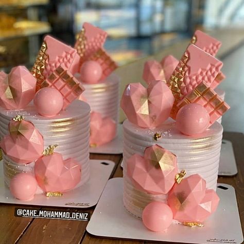 Elegant Mini Cakes, Valentine Mini Cakes, Mini Cakes Valentines Day, Valentines Dessert Box Ideas, Valentine Day Cake, Chocolate Covered Strawberries Bouquet, Mini Torte, Elegant Birthday Cakes, Simple Cake Designs