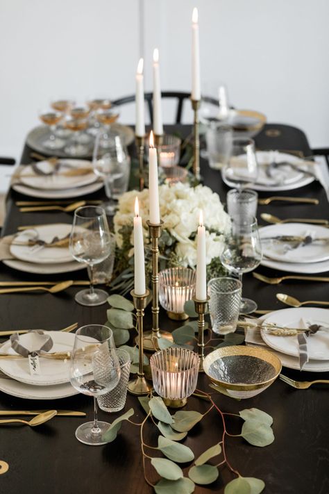 Black Gold Thanksgiving Table, White And Gold Thanksgiving Decor, Thanksgiving Table Settings Gold, Decorations Table, Beautiful Dinner Table Settings, Table For Two Setting, Table Settings Gold And White, White And Gold Dining Table Decor, Christmas Table Settings Modern