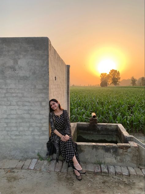 Punjab Culture, South Asian Aesthetic, Village Photos, Village Girl, Village Photography, Indian Village, Casual Indian Fashion, Self Portrait Poses, Indian Photoshoot