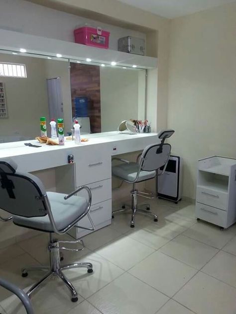 Beauty Parlour Mirror Design, Saloon Mirror Ideas, Beauty Parlor Room Ideas, Parlour Design Ideas, Beauty Parlour Interior Design Ideas, Ladies Beauty Parlour Interior Design, Ladies Salon Interior Design, Makeup Shop Design Interior, Beauty Parlor Interior